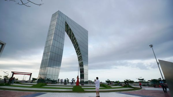 Monumento La Aleta del Tiburón en Barranquilla, emblema deportivo y atracción turística clave