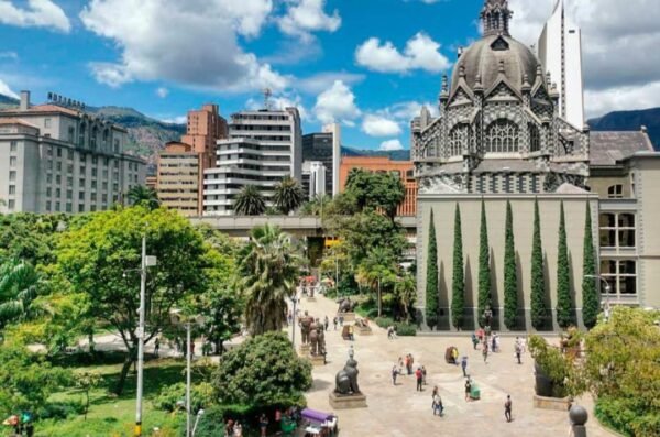 el city toud medellin en la plaza mayor