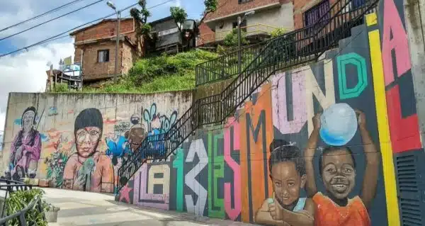 graffitis comuna 13 representando la transformación de la zona reprimida en años anteriores