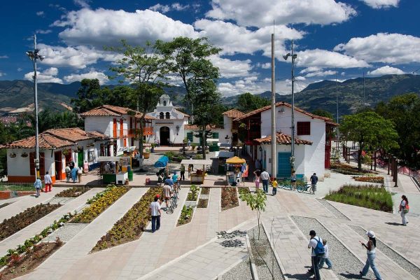 Vista panorámica de Medellín destacando lugares icónicos como el pueblito paisa