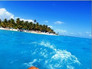 Una vista de una playa tropical en san andres, colombia desde el océano