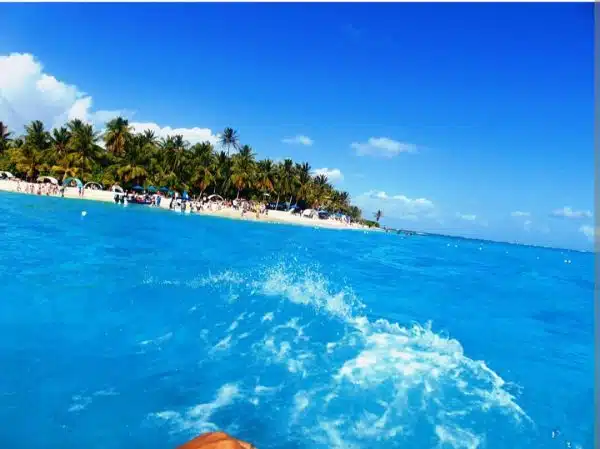 Una vista de una playa tropical en san andres, colombia desde el océano