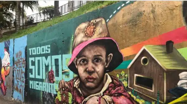 tour graffiti comuna 13, mural que representa a un niño de la calle.