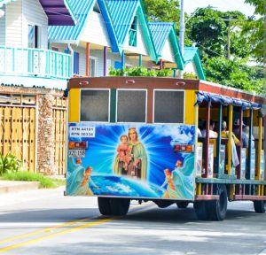 Autobús colorido en la calle soleada de san Andrés islas en Colombia